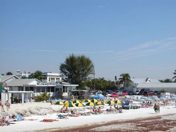 The_beach_from_the_pier.JPG